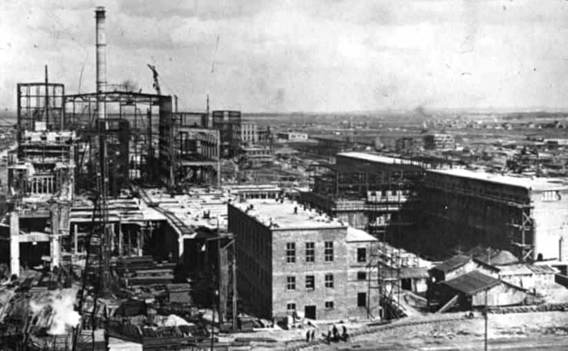 The IG-Farbenwerke factory where Auschwitz prisoners worked. Attribution: Bundesarchiv, Bild 146-2007-0055 / CC-BY-SA 3.0